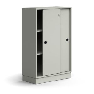Zamykana szafa przesuwna QBUS, 2 półki, cokół, uchwyty, 1252x800x400 mm, jasnoszary