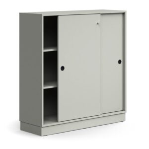 Zamykana szafa przesuwna QBUS, 2 półki, cokół, uchwyty, 1252x1200x400 mm, jasnoszary