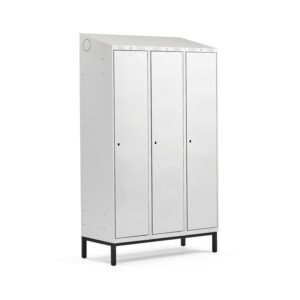 Szafa ubraniowa CLASSIC ze skośnym daszkiem, na nóżkach, 3 moduły, 2100x1200x550 mm, szary