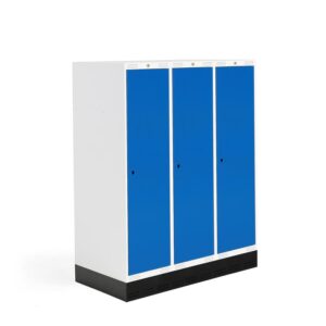 Szafka do szatni ROZ, 3 moduły, 3 drzwi, 1510x1200x550 mm, niebieski, z podstawą