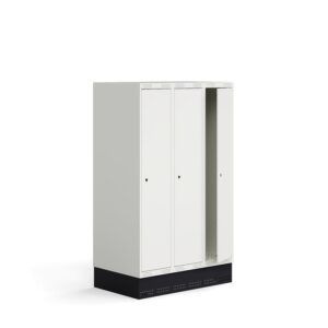 Szafka do szatni ROZ, 3 moduły, 3 drzwi, z podstawą, 1510x900x550 mm, biała