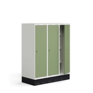 Szafka szkolna ROZ, 3 moduły, 3 drzwi, z cokołem, 1510x1200x550 mm, bladozielona