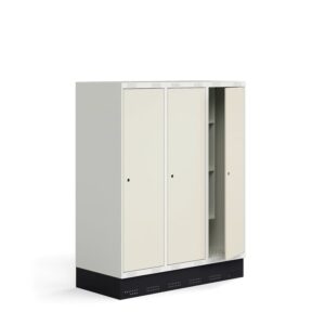 Szafka do szatni ROZ, 3 moduły, 3 drzwi, z podstawą, 1510x1200x550 mm, beżowa